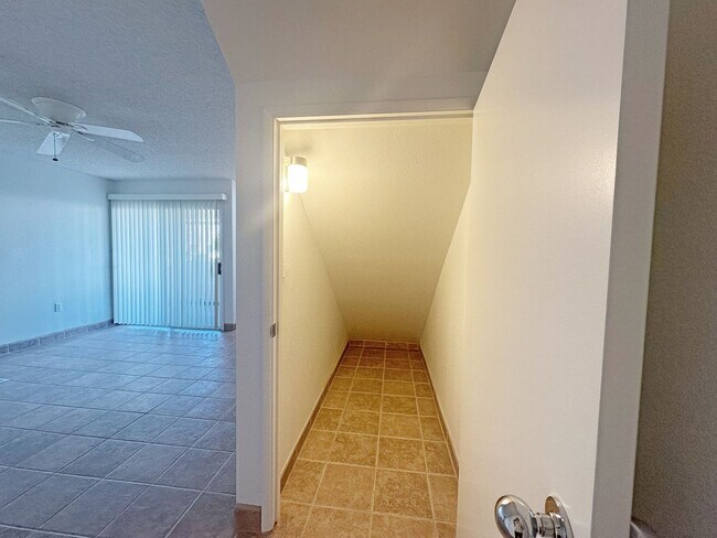 Building Photo - Kulana Knolls 1 bedroom townhome with TWO parking