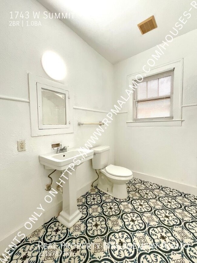 Building Photo - 1743 W Summit-1