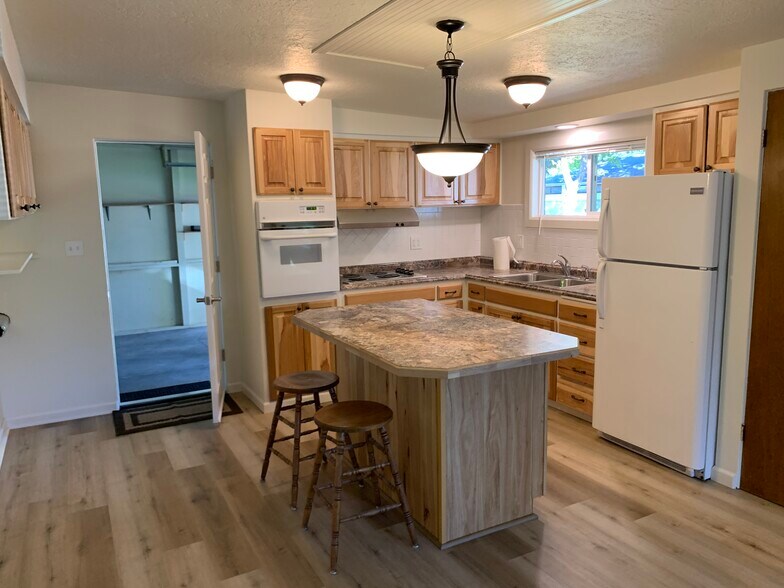 Convenient kitchen with center Island - 423 N 19th St