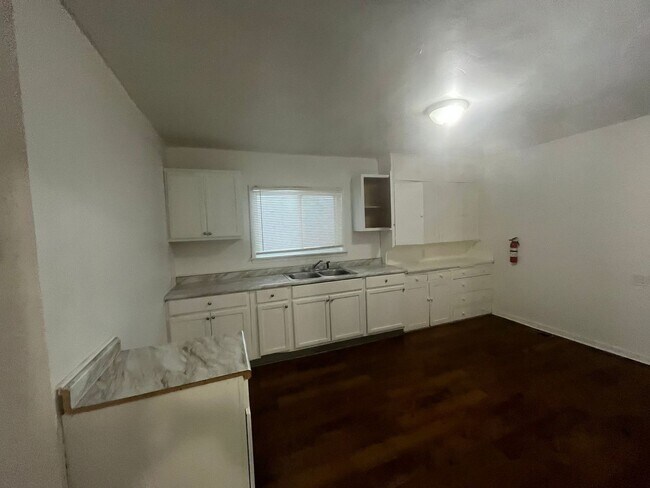 Building Photo - Spacious & Smart Layout! 3-bedroom, 1-bath...