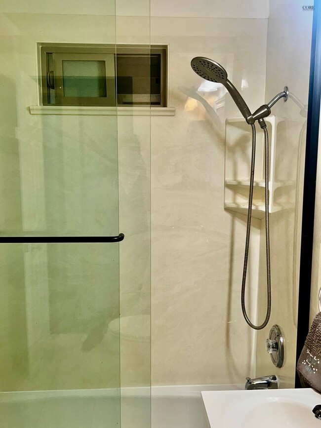 Building Photo - Hidden Gem with Views! 2 bedroom, 1 bathroom