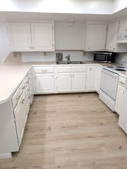 Building Photo - 1643 Willowbrook Dr