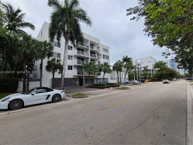 Building Photo - 1605 Bay Rd