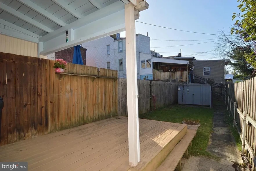 Yard with deck and shed - 1314 Green St
