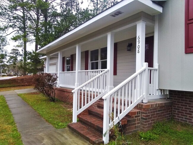 Building Photo - UPDATED & SPACIOUS 3 Bedroom 2 Bathroom home close to SHOPPING & FT BRAGG!!
