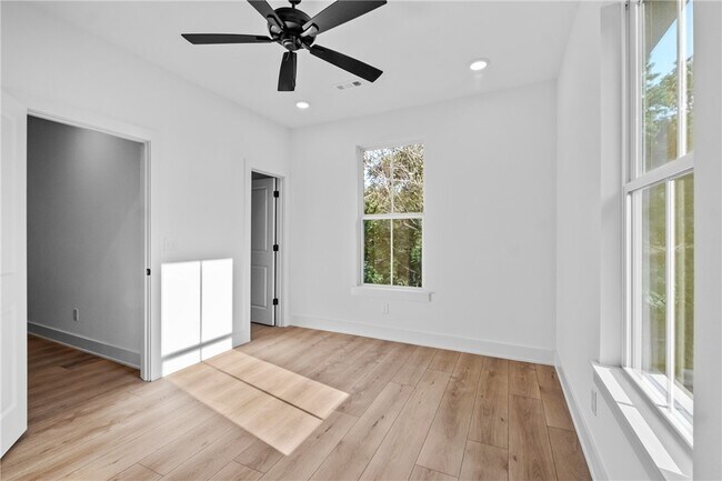 Building Photo - 588 S Willow Ave