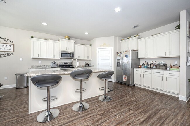 Building Photo - Beautiful 4 Bedroom 3 Bath Home!