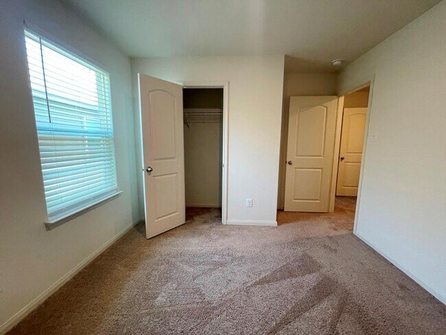 Building Photo - 305 Cres Park Dr
