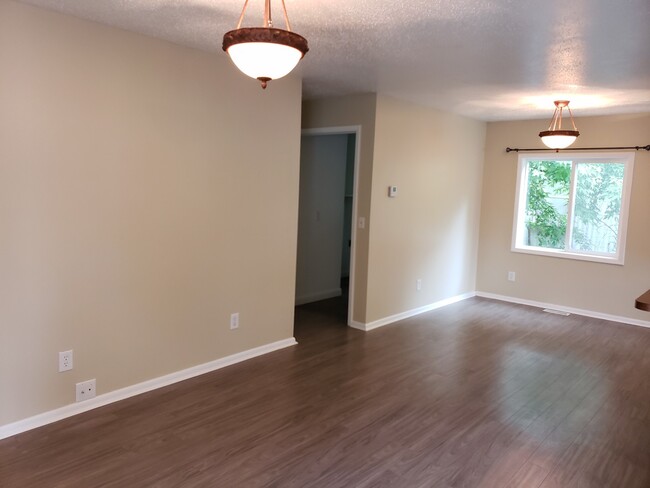 Building Photo - Spacious 3 bedroom, 2 bath Mobile.