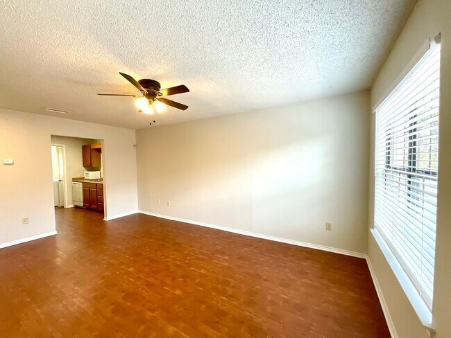 Building Photo - **APPLICATION RECEIVED** **MOVE IN SPECIAL!!** Spacious 2 Bedroom / 2 Bath Unit!