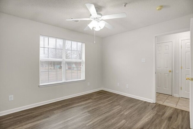 Building Photo - LEASING NOW!! Renovated 1 Bed, 1 Bath Town...