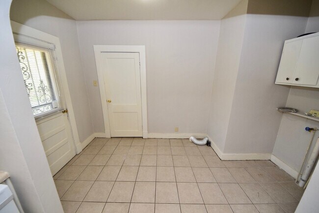 Building Photo - 3 bed, 1 bath near UOM