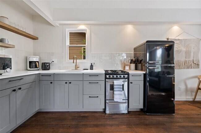 Building Photo - 1507 Drake Ave