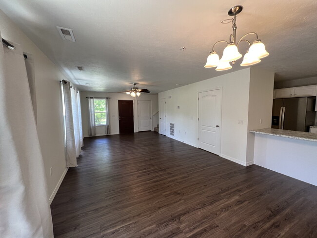 Building Photo - 3BR/2.5BA Townhouse Move-in Special**