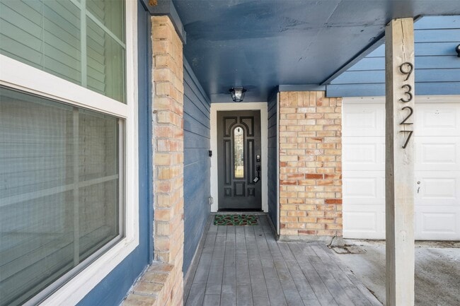 Building Photo - 9327 Golden Sunshine Dr