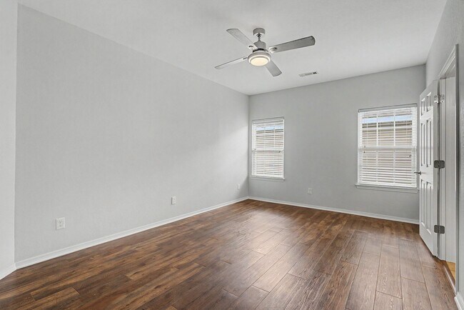 Building Photo - Beautiful 3 Bedroom Home with Hardwood, Tile & Spacious Kitchen