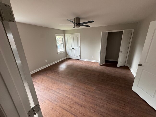 Building Photo - 519 Meadowlawn Dr