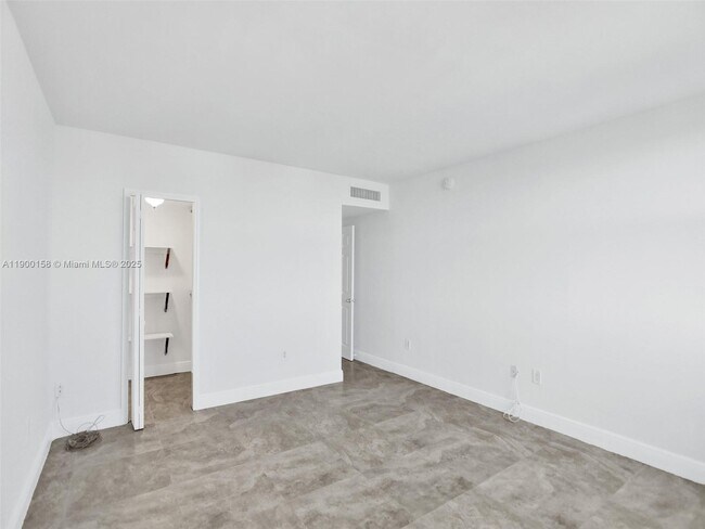 Building Photo - 10350 W Bay Harbor Dr