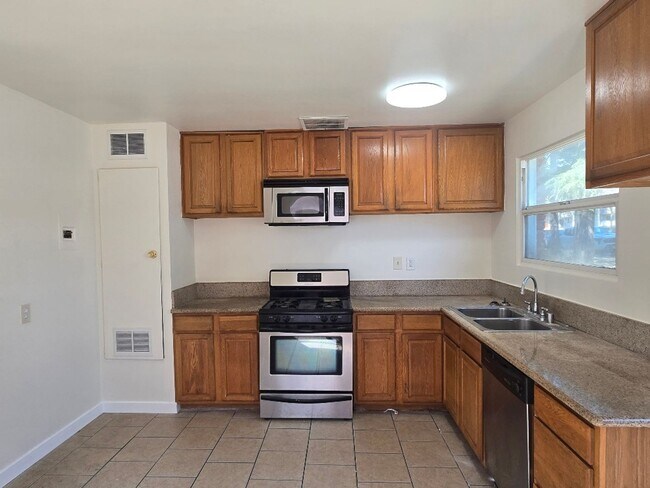 Primary Photo - Large 2-bedroom 1 bath unit in Van Nuys