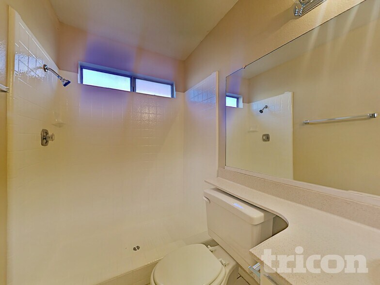 Building Photo - 5819 W Grovers Ave