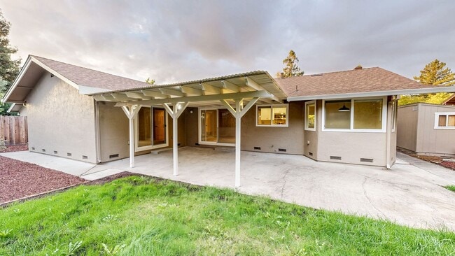 Building Photo - Meticulously Maintained Four Bedroom Singl...