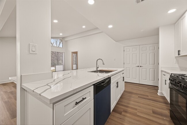 Building Photo - 5503 Jason St