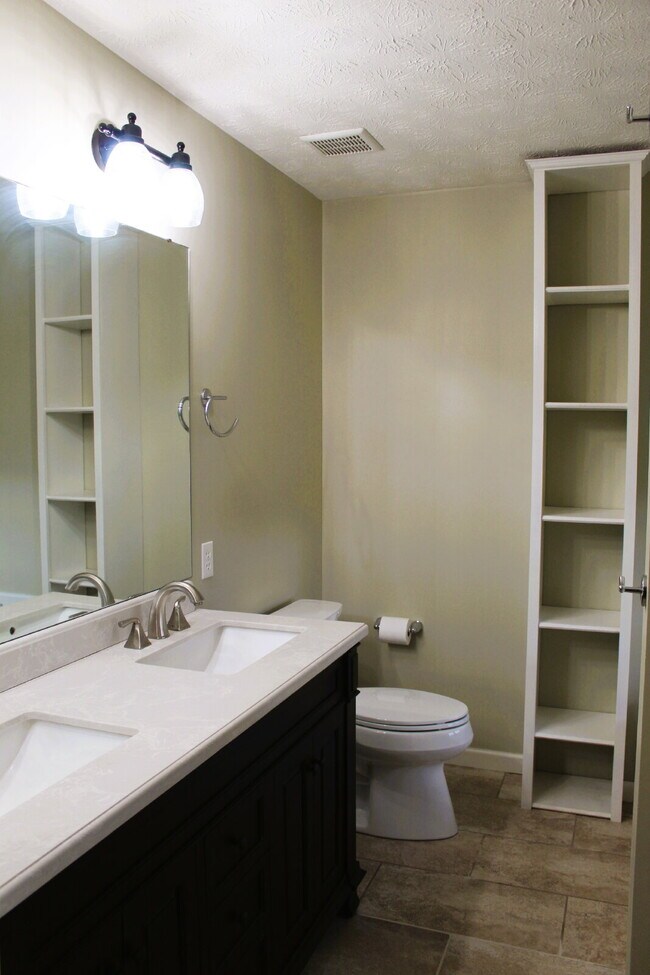 Building Photo - Roomy 3-Bedroom Townhouse in Baldwin Neigh...