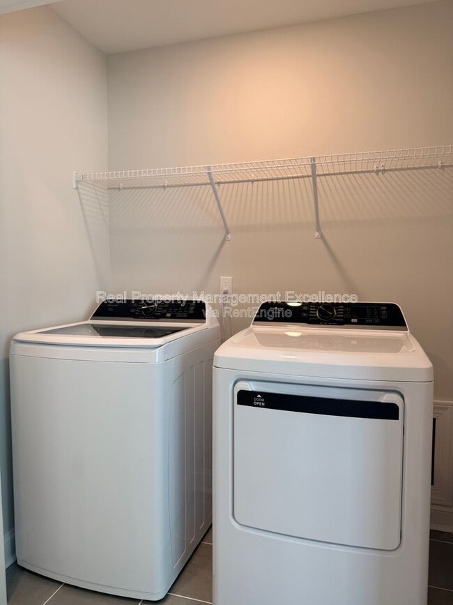 Building Photo - 540 Barrington Row Ave