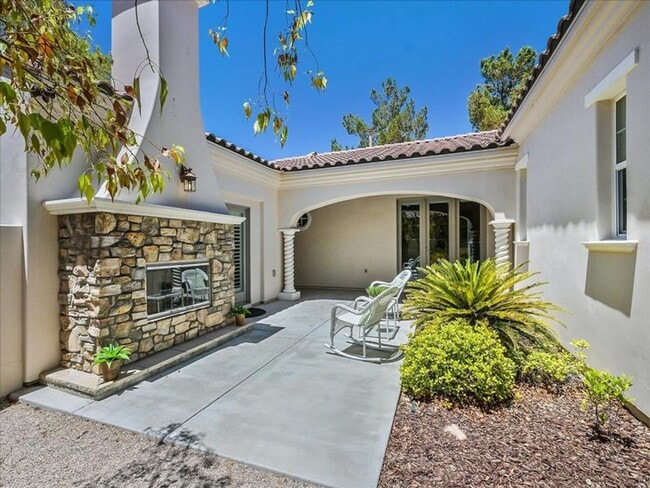 Building Photo - Luxury living in guard gated Resort Villas...