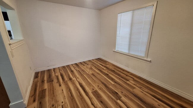 Building Photo - 4 bed 1.5 bath home walking distance to Lo...