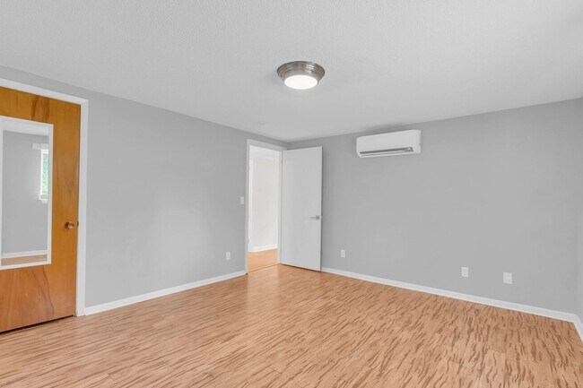 Building Photo - Easy Living in Red Bank!