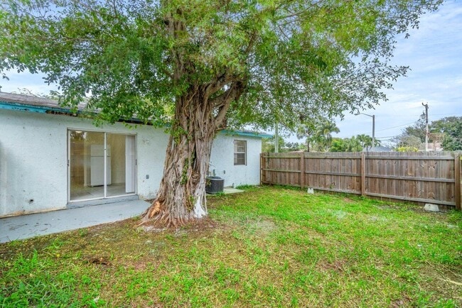 Building Photo - 4915 Gulfstream Rd