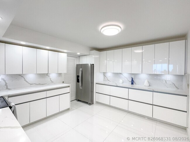 Building Photo - 3420 S Ocean Blvd