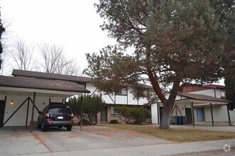 Building Photo - 2 Bedroom 1.5 Bathroom 4 plex (6 month lea...