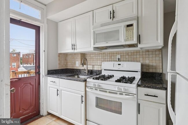 Building Photo - 128 33rd St NE