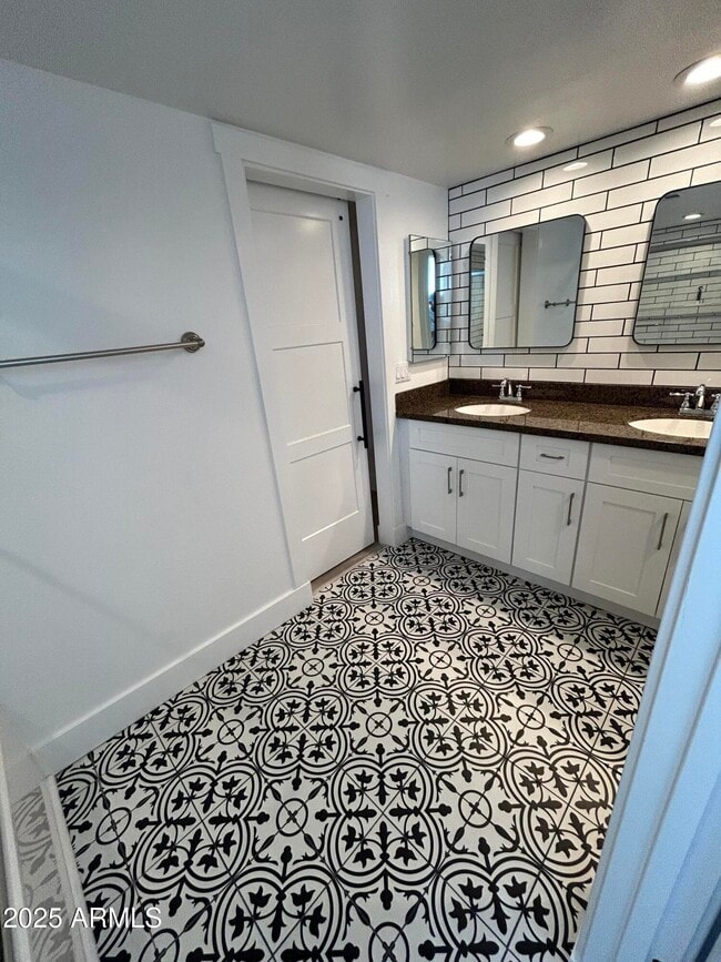 Building Photo - 320 E LARKSPUR Ln