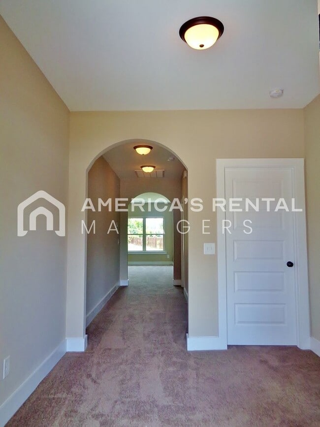 Building Photo - Home in Tuscaloosa..... Available to View Now!!!