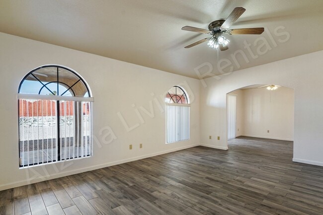Building Photo - SPACIOUS 3 BEDROOM HOME