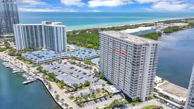 Building Photo - 300 Bayview Dr