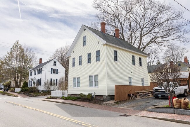 Building Photo - 19 Blossom St