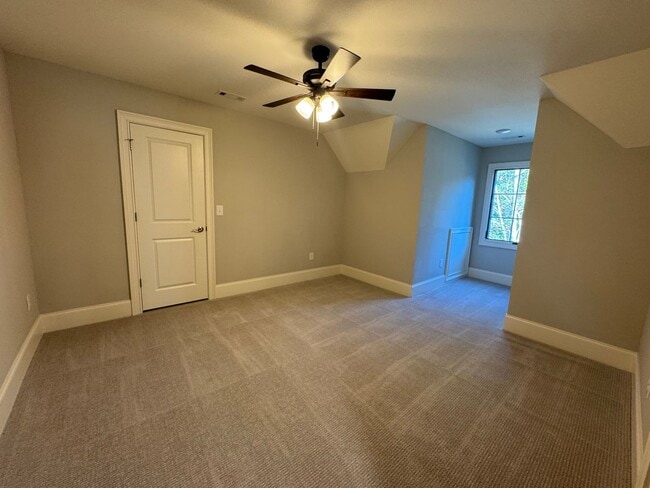 Building Photo - Grandeur Brick 4/3.5 with Bonus Room in Th...