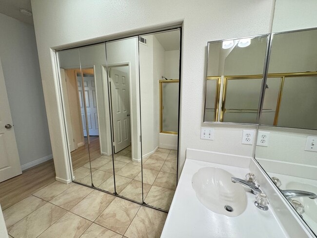 Building Photo - Beautiful 2Bd/2.5Ba Townhome in Rancho Santa Margarita w/2 Car Garage!