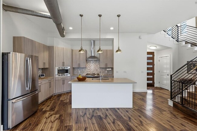 Building Photo - 1405 Camelot Cir