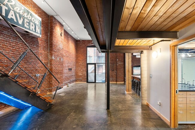Building Photo - Gorgeous Fully Furnished Condo in Downtown...