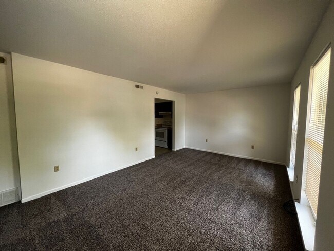 Building Photo - 3 Bedroom/1.5 bathroom Duplex