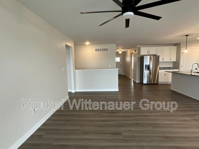 Building Photo - 812 Applewood Creek Dr