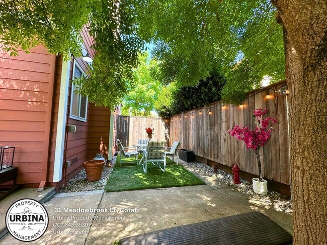 Building Photo - Bright and Spacious 3 Bedroom Townhome in ...