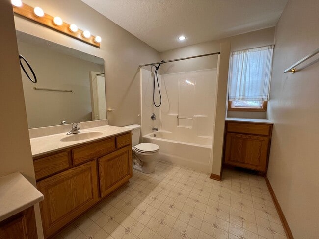 Building Photo - Gorgeous 5 Bed, 2.5 Bath Single-Family Home!
