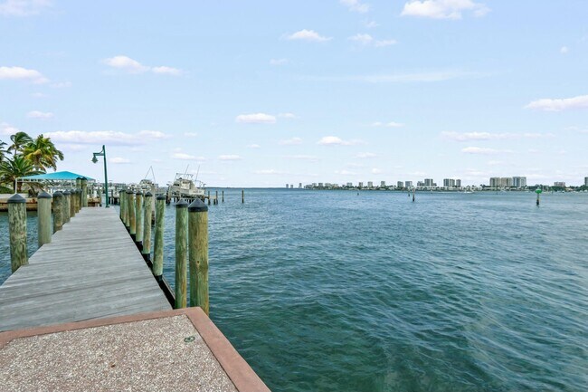 Building Photo - 2640 Lake Shore Dr