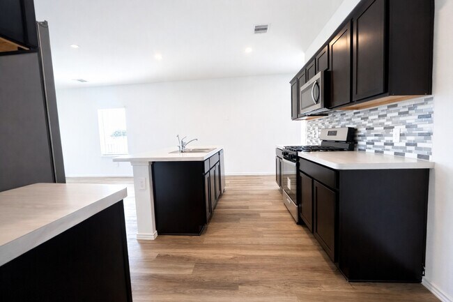 Building Photo - 1739 Royal Rim Dr
